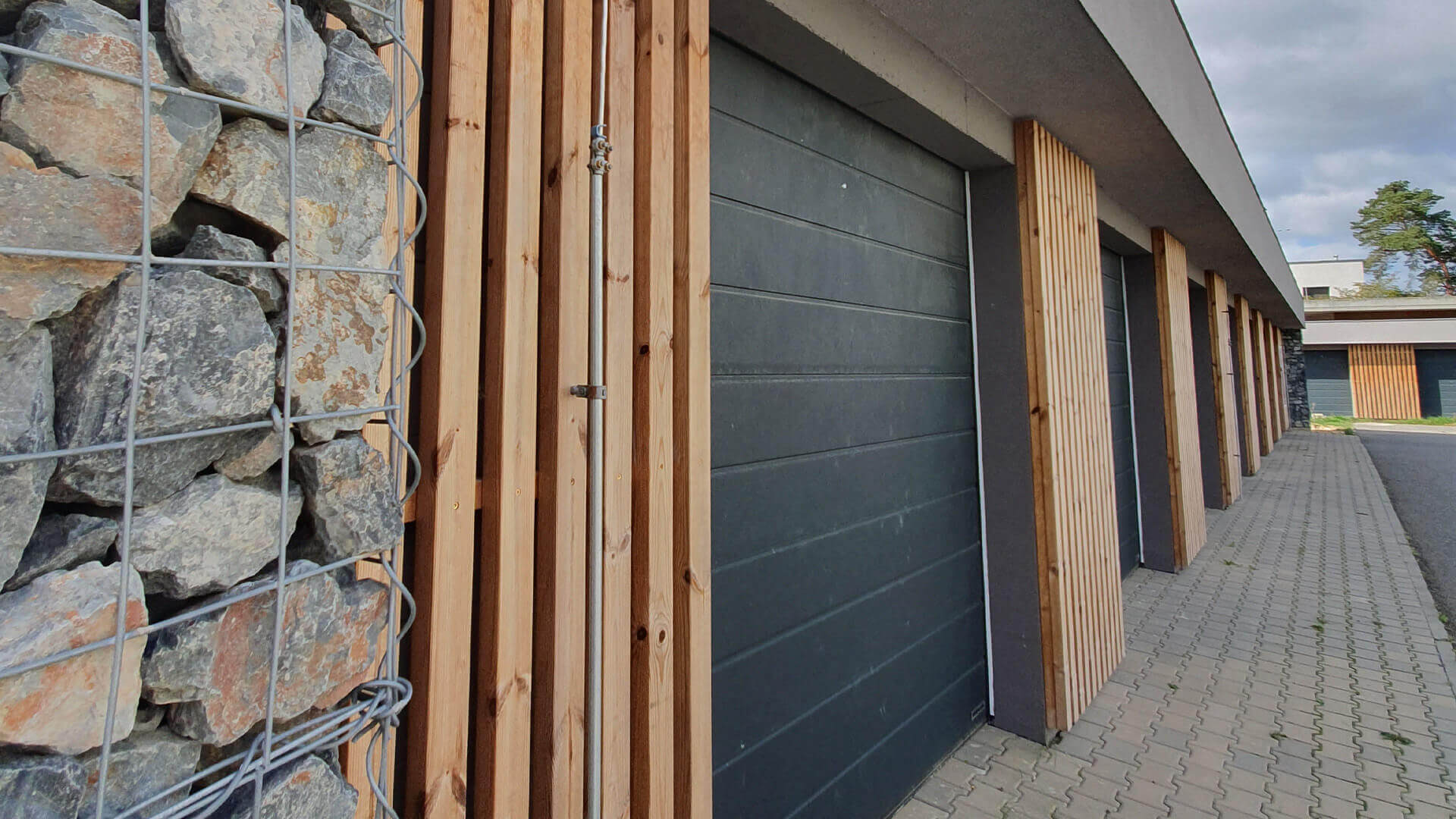 Natural finishing for steel construction in garage in Czech with Lunawood Thermowood