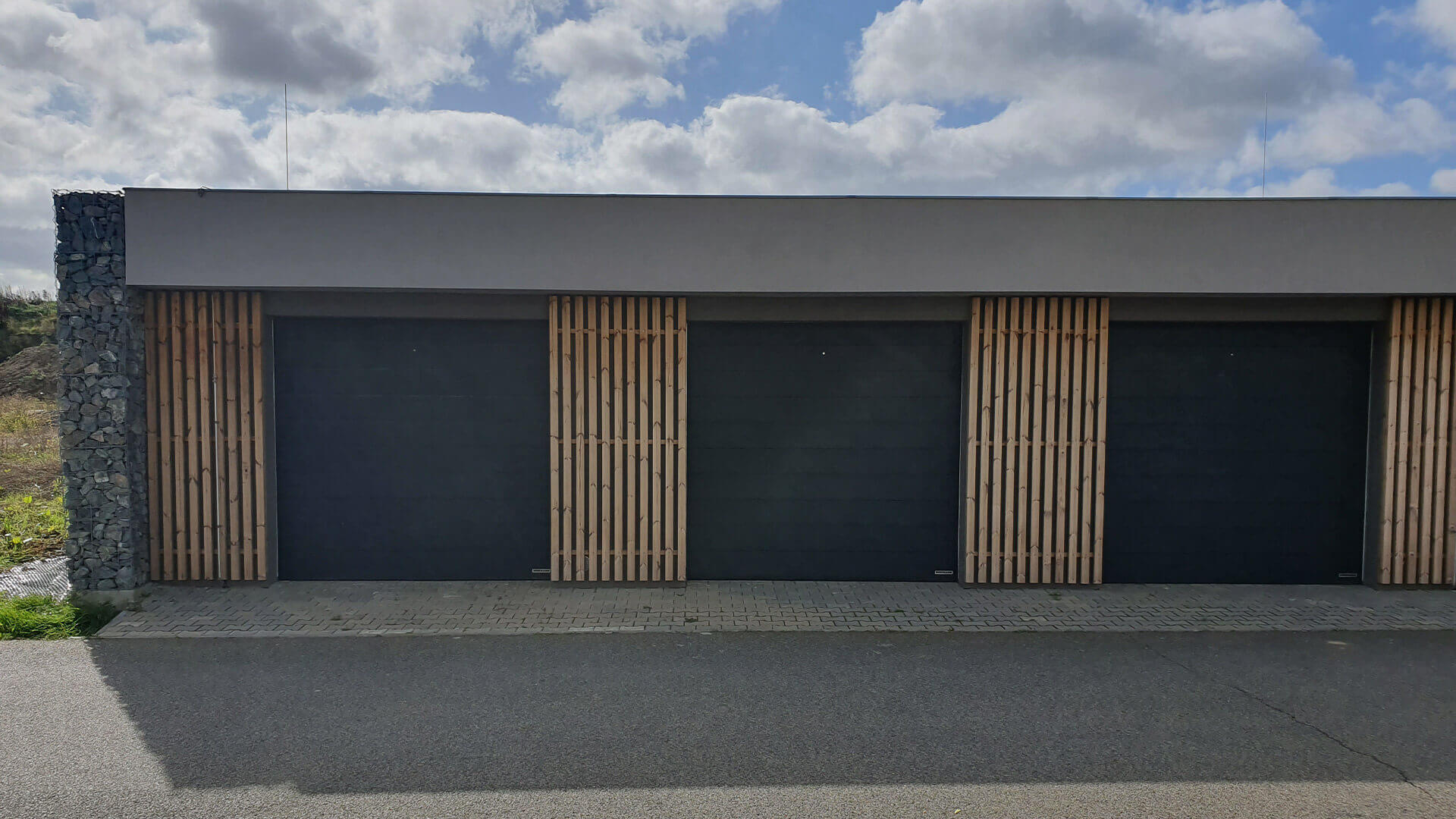 Natural finishing for steel construction in garage in Czech with Lunawood Thermowood