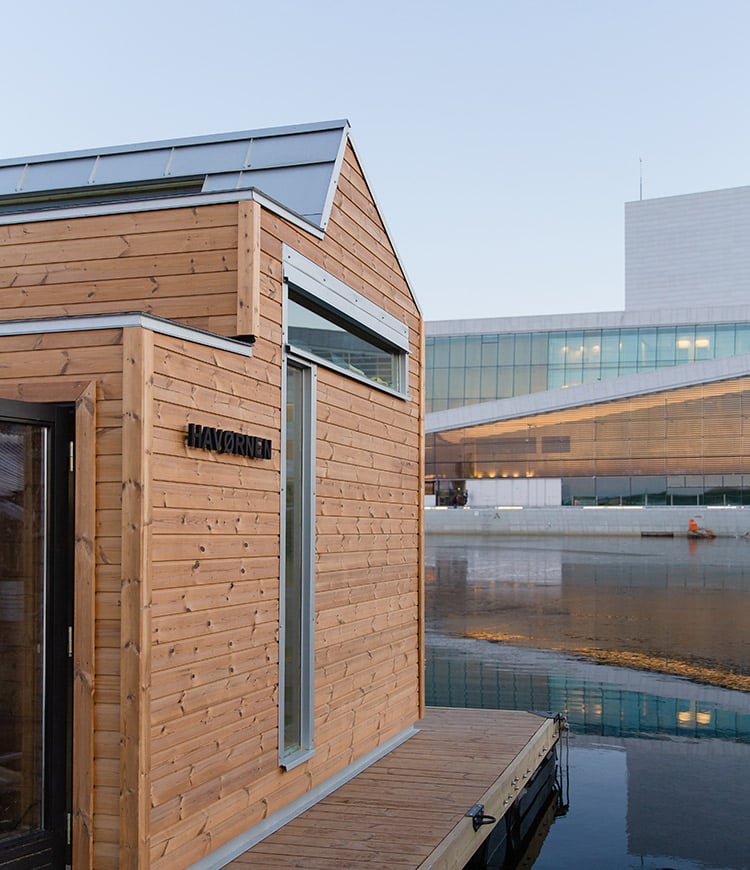 La sauna flotante revestida con Lunawood en Oslo es uno de los lugares más refrescantes de la ciudad para visitar. La madera termotratada es un material duradero y seguro tanto dentro como fuera de la sauna.